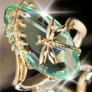 Beautiful Emerald zirconia with dragonfly accent Ring in Size 8